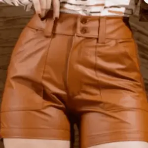 Short no couro RF-573